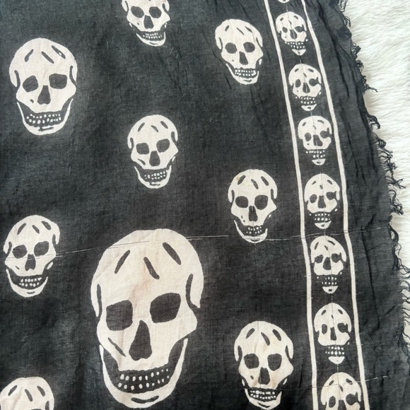 NWOT Alexander McQueen Silk Skull Scarf Black and Cream Pink Signature - Picture 8 of 9